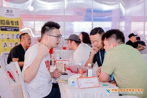 人流如潮星聚上海 第116屆中國(guó)日用百貨商品交易會(huì)盛大開幕推動(dòng)日用百貨銷售新浪潮